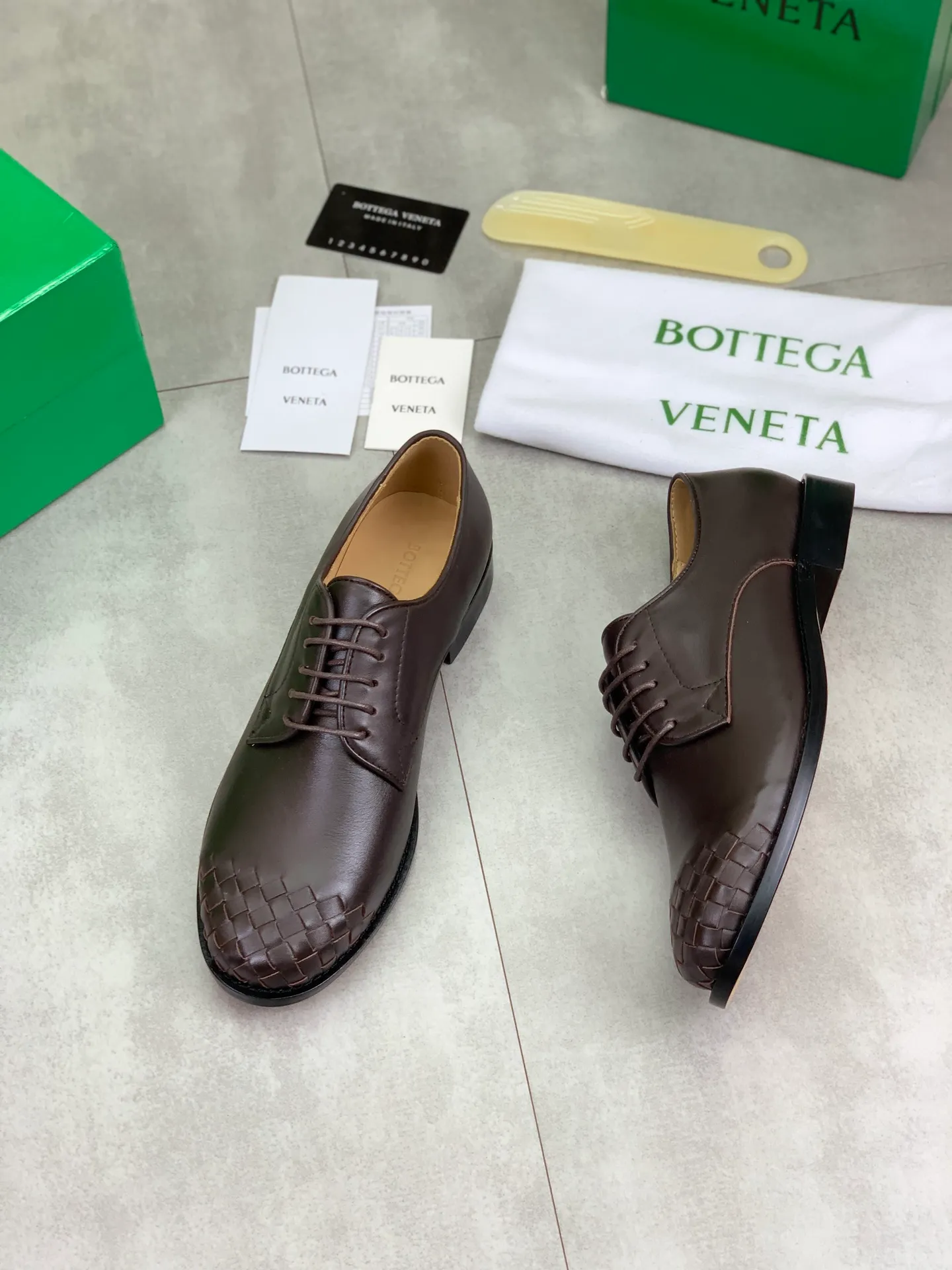 Factory price P860💰Top quality (genuine leather outsole series)💎💎💎 BOTTEGA VENETA official website synchronizes the latest model, top version of the highest version of BV business leather shoes in the market, accept material comparison, shoe type comparison, process comparison, practical and textured, versatile and suitable for any occasion, the more you look at it, the more flavorful it becomes. Pure hand-woven craftsmanship - upper material, imported original hand-woven calfskin - high-quality water-dyed cowhide inside - original private model customized handmade leather outsole -Size: female 35-39 (34 40 customized) male 39-44 (38 45 customized) Comes with original BV green box, complete packaging.
